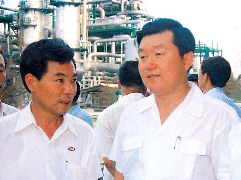 1990年7月19日，时任河南省代省长李 长 春(右一）到尊龙凯时人生就是搏视察。