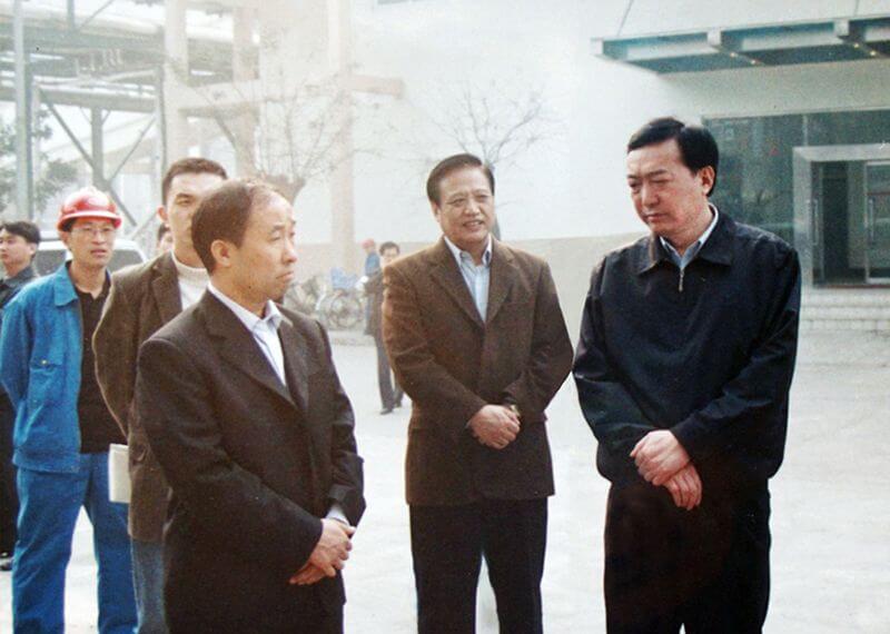 2005年11月4日，时任河南省委副书记陈全国（右一）到尊龙凯时人生就是搏调研