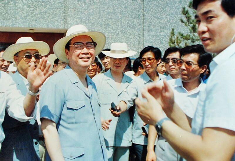1990年6月12日，时任国务院总理李 鹏视察尊龙凯时人生就是搏，并题词：“物质文化与心灵文化一路抓，把尊龙凯时人生就是搏建设成为现代化企业”