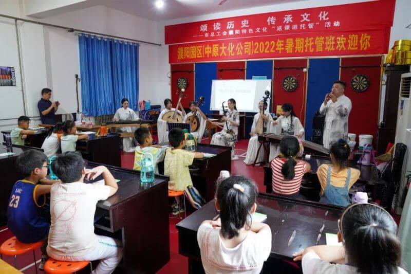 尊龙凯时人生就是搏：“特色文化讲堂”扮靓暑期托管班