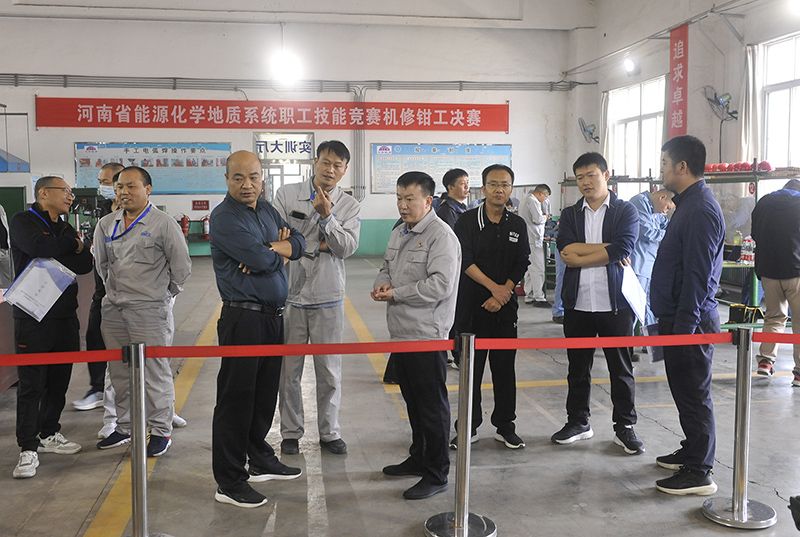 河南省能源化学地质系统职工职业技术较量机建钳工决赛在濮阳园区成功进行 ——濮阳园区包揽幼我前四名，获集体第一名