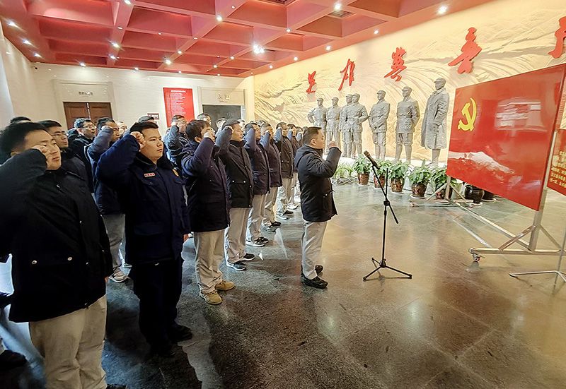 尊龙凯时人生就是搏组织新党员入党宣誓典礼